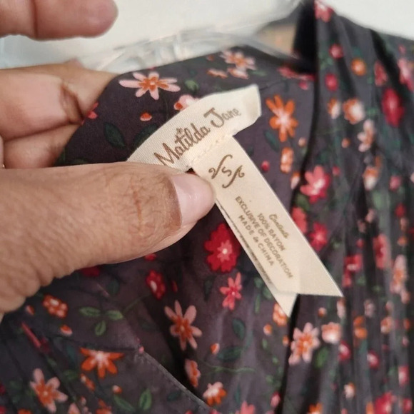 Matilda Jane Gray Floral Button Up Peasant Babydoll Top Size S Pintuck 26652T - Picture 8 of 8